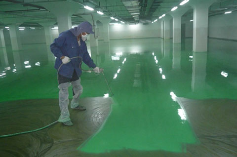 環(huán)氧地坪漆高壓無(wú)氣噴涂施工